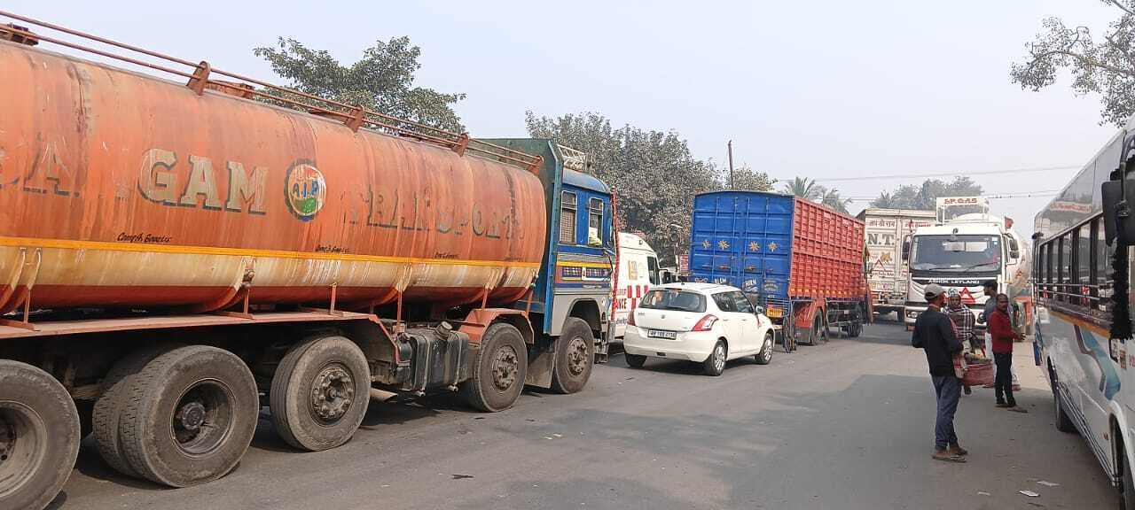 Katihar news : कुरसेला में थमने का नाम नहीं ले रहा एनएच 31 पर जाम का सिलसिला