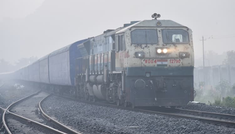 Katihar news : कोहरे के कारण महानंदा, नॉर्थ ईस्ट, अवध असम समेत कई लंबी दूरी की ट्रेनें रद्द