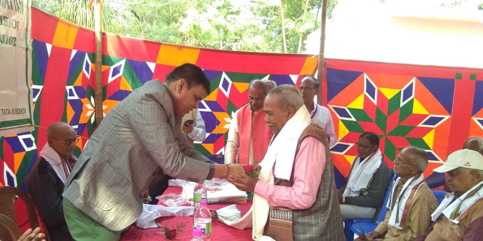 Chaibasa News : निरोग रहने के लिए योग करें वरिष्ठ नागरिक
