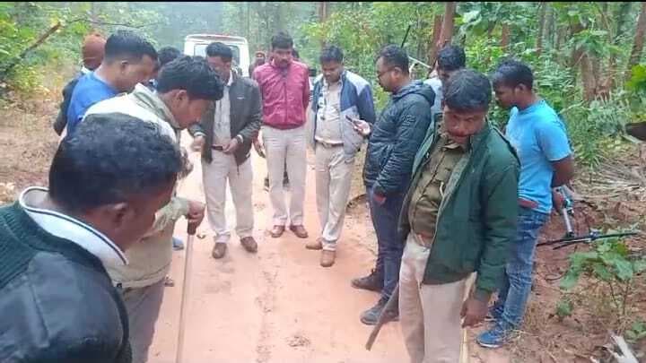 East Singhbhum : चाकुलिया में बाघिन को बेहोश कर पकड़ने को दिनभर प्रयास करती रही टीम, भैंस के बछड़े को भी बांधा गया, नहीं मिली सफलता