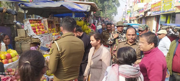 सड़क को अतिक्रमण करने वालों से वसूला जुर्माना