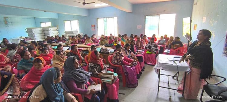 Deoghar news : पोषण भी पढ़ाई भी कार्यक्रम को लेकर आंगनबाड़ी सेविकाओं को दिया गया प्रशिक्षण