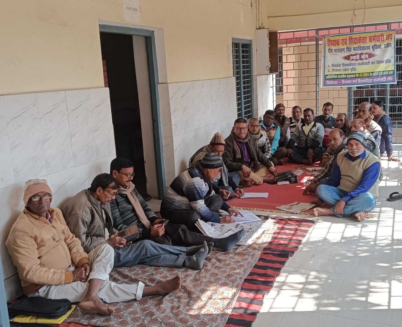 शिक्षक -शिक्षकेत्तर कर्मचारी का हड़ताल है जारी