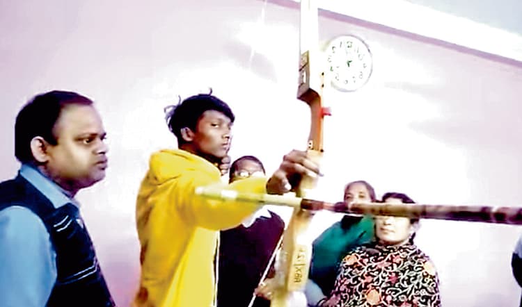 तीरंदाजी प्रतियोगिता में हिस्सा लेगा रायना का आदिवासी किशोर सुजीत