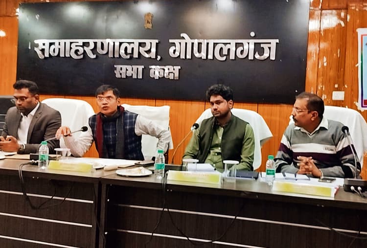 Gopalganj News : सारण प्रमंडल के आयुक्त ने निर्वाचक सूची के विशेष संक्षिप्त पुनरीक्षण कार्य की समीक्षा की