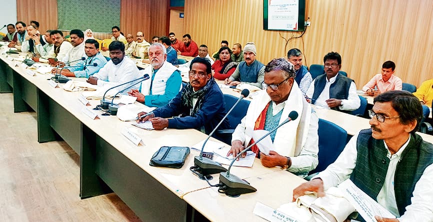 जब जनप्रतिनिधि और अधिकारी हुए आमने-सामने