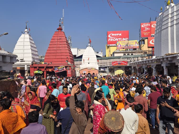 Deoghar News : 20 हजार भक्तों ने किया जलार्पण