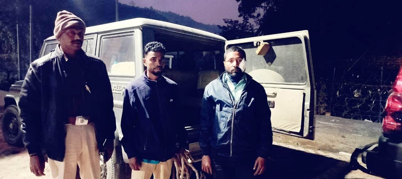 विवाहित के घर घुसे युवक को ग्रामीणों ने पकड़कर पीटा, 10 घंटे बाद तीन थाने की पुलिस ने चंगुल से कराया मुक्त