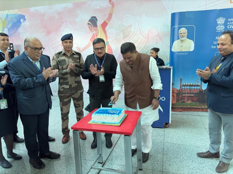 Darbhanga News : दिल्ली से दरभंगा के बीच इंडिगो की दैनिक उड़ान का संजय कुमार झा ने किया शुभारंभ