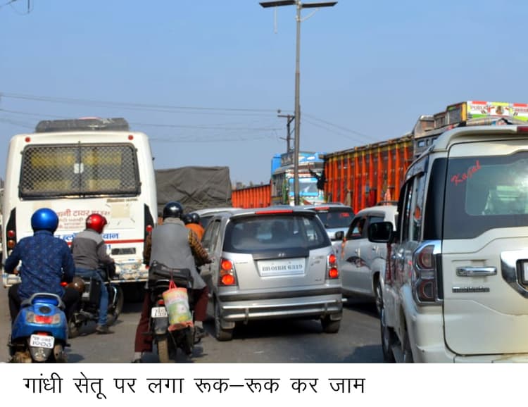 सेतु पर ट्रक-ट्रैक्टर में टक्कर, परिचालन प्रभावित