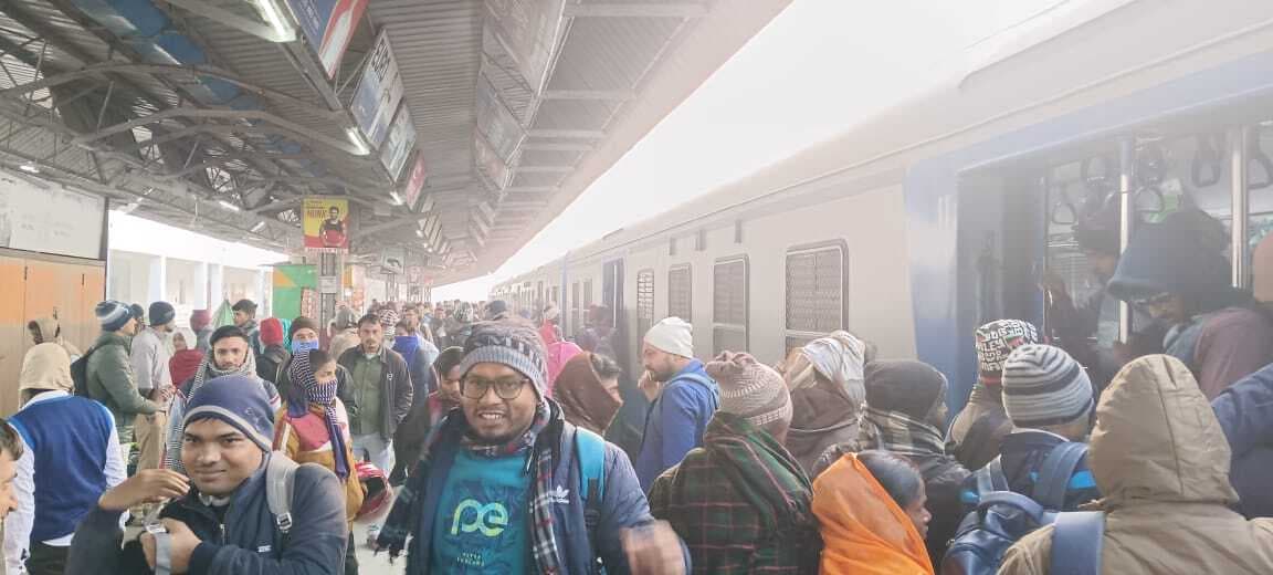 सुबह-शाम ठिठुरन से कांप रहे लोग