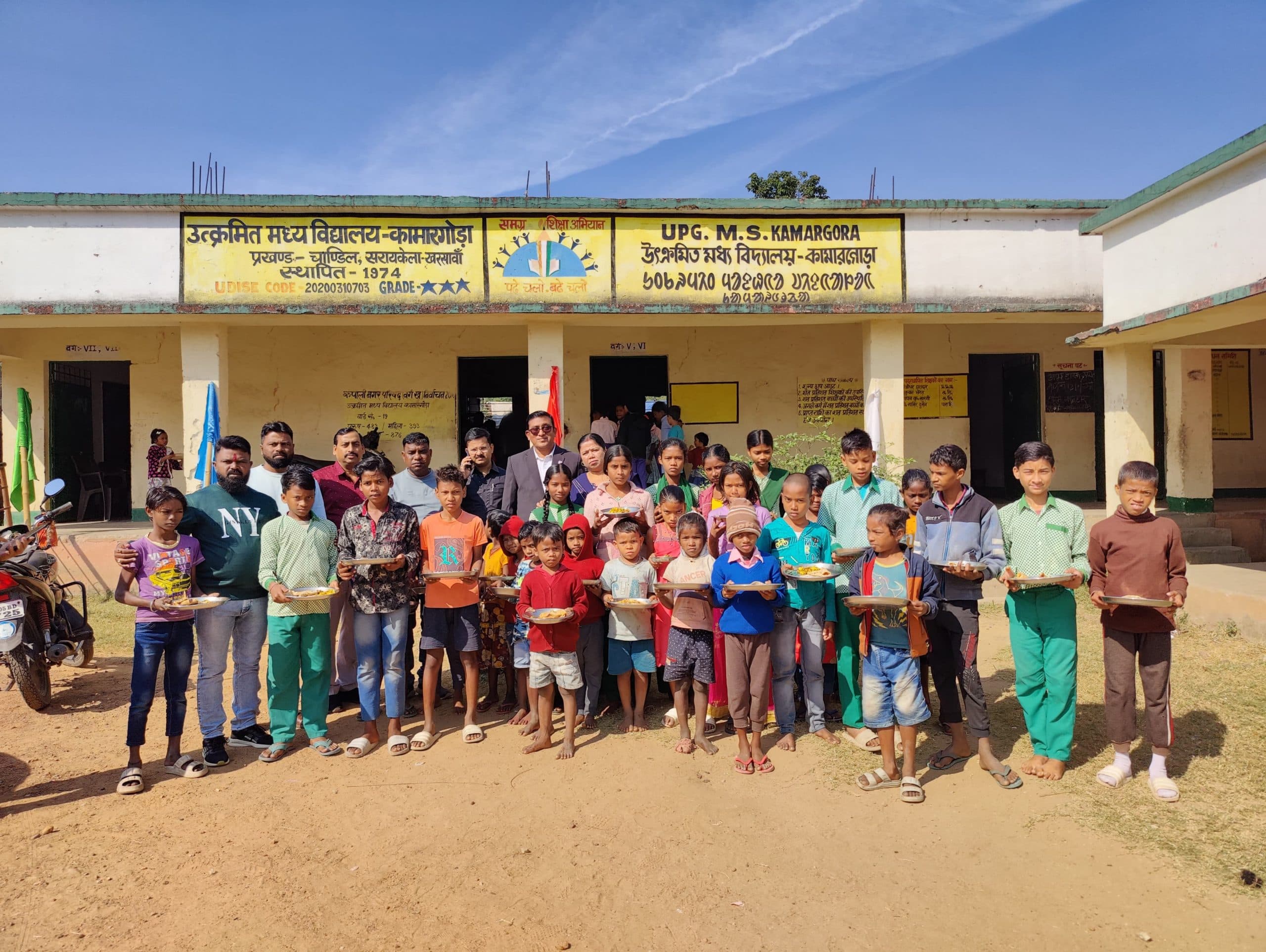 Jamshedpur news. रोटी बैंक ने गरीब बच्चों को खिलाया खाना