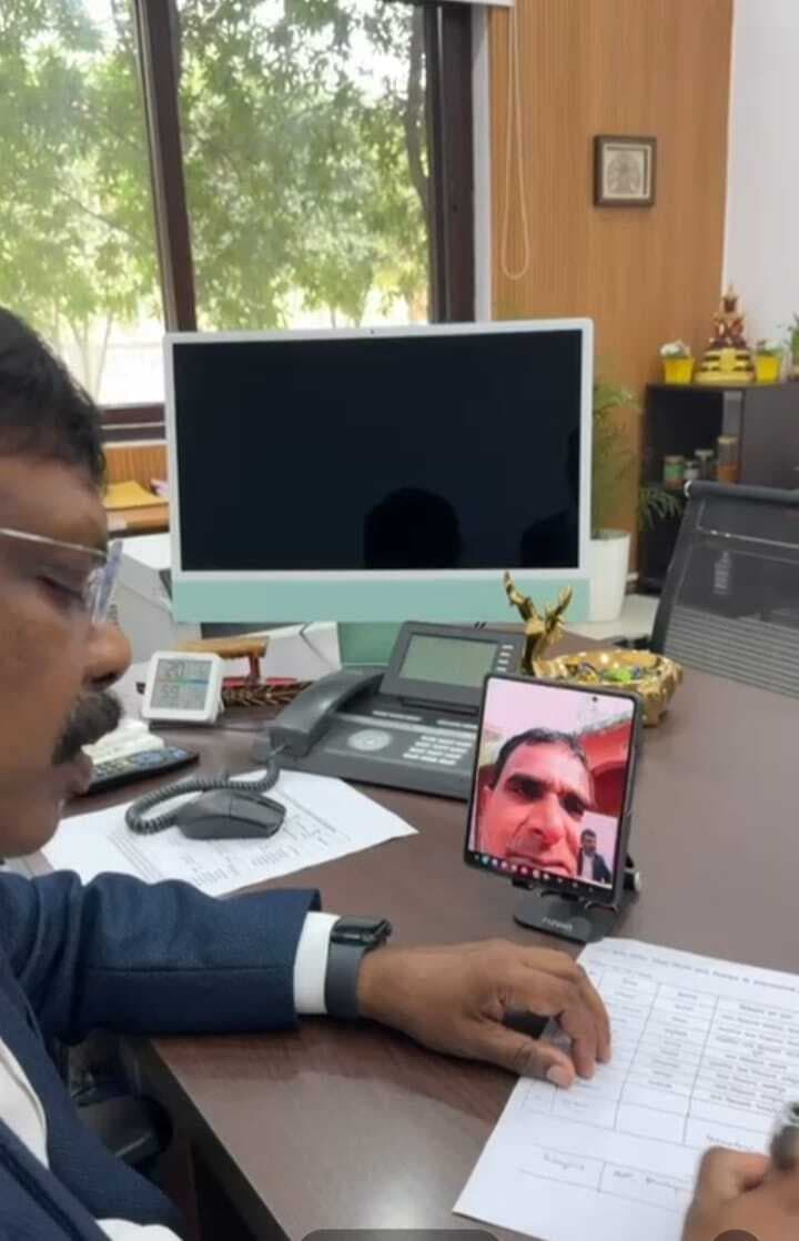 एसीएस एस सिद्धार्थ ने बहादुरगंज के उमवि चुनीमारी डाला का वीडियो कॉल से लिया जायजा, सवालों में उलझे प्रधानाध्यापक व शिक्षक