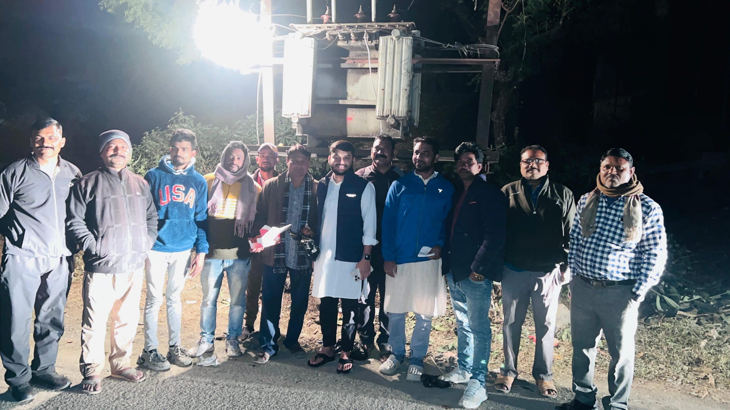 बाबूपुर में सांसद की पहल पर लगा ट्रांसफॉर्मर