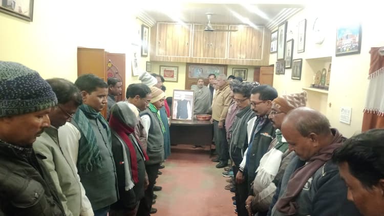 शिक्षकों ने दिवंगत गोलक बिहारी महतो को दी श्रद्धांजलि