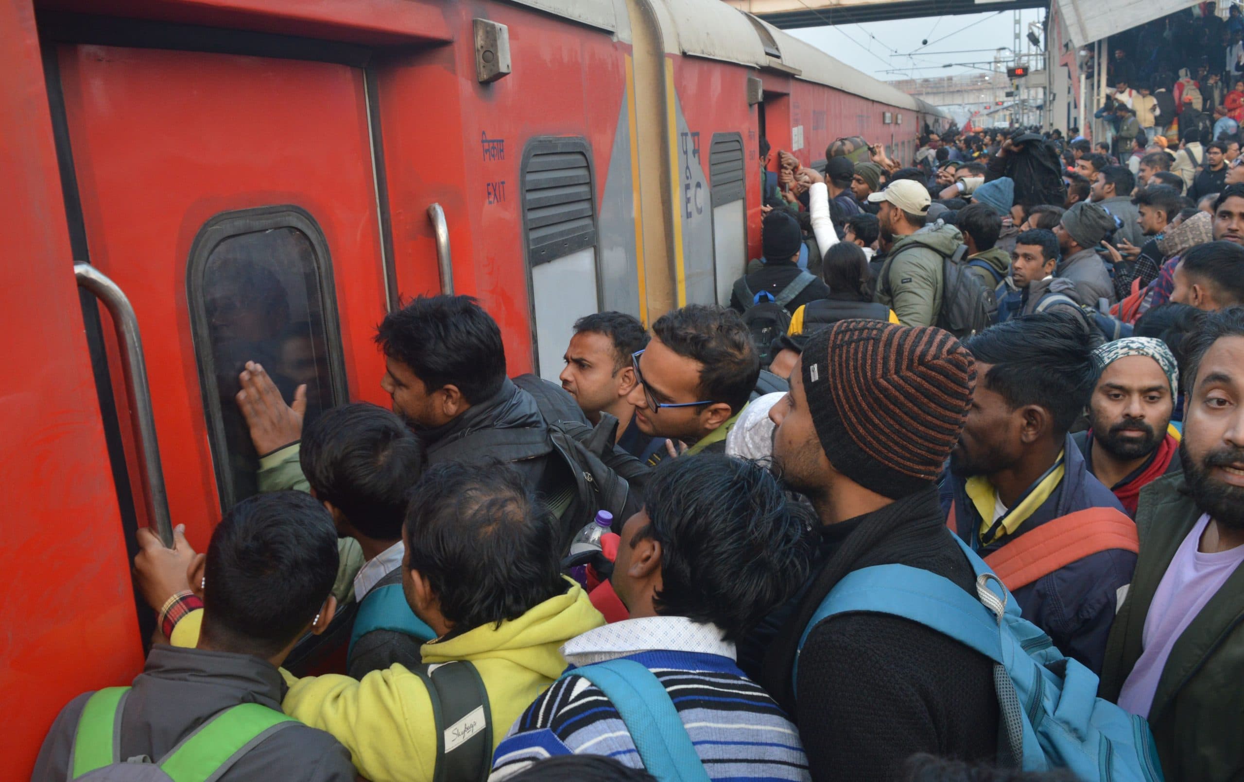 ट्रेन पर चढ़ने के लिए अफरातफरी, कई परीक्षार्थियों की छूटी ट्रेन