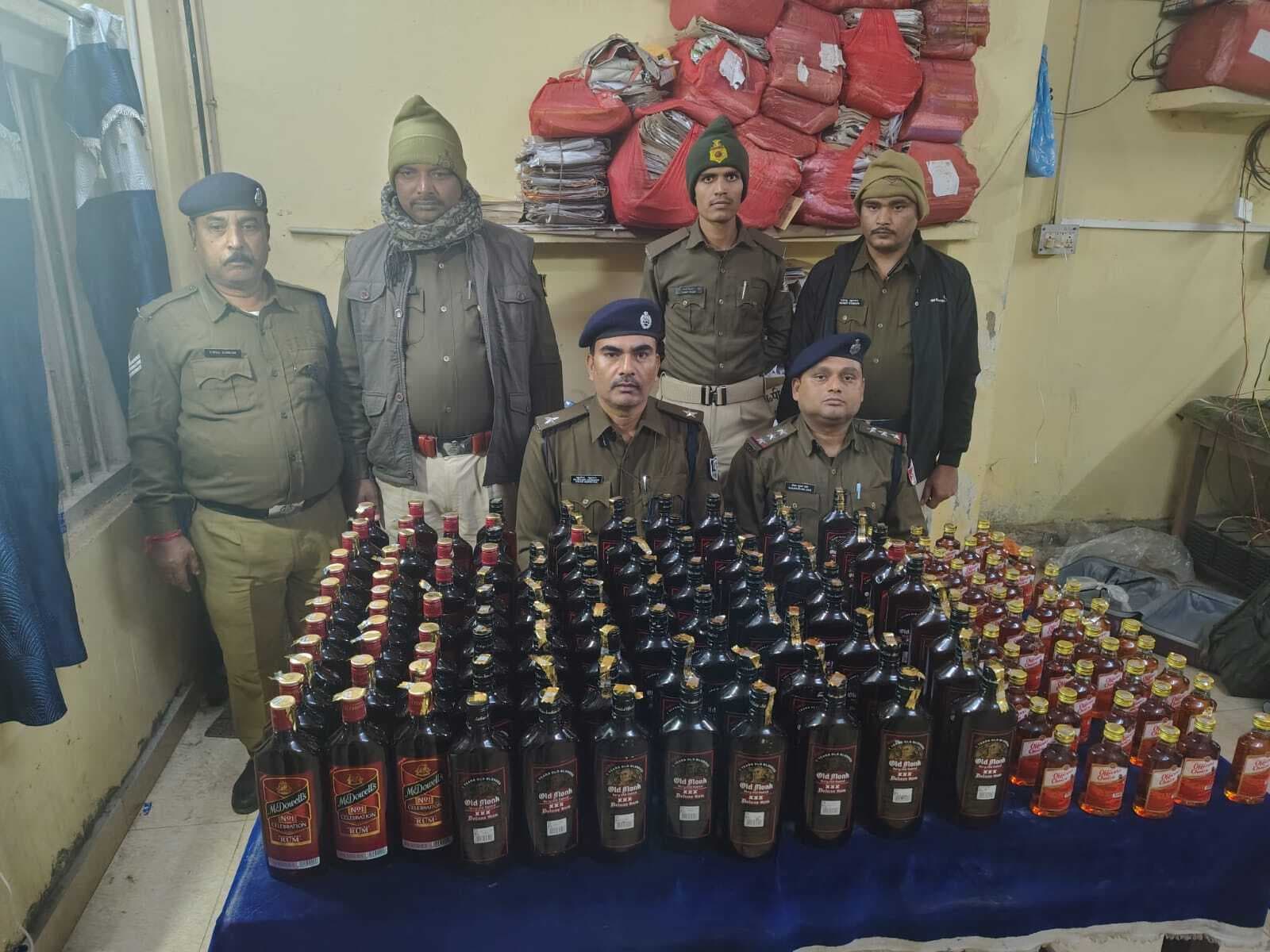 बारसोई जंक्शन पर 151 बोतल अंग्रेजी शराब छापेमारी में बरामद