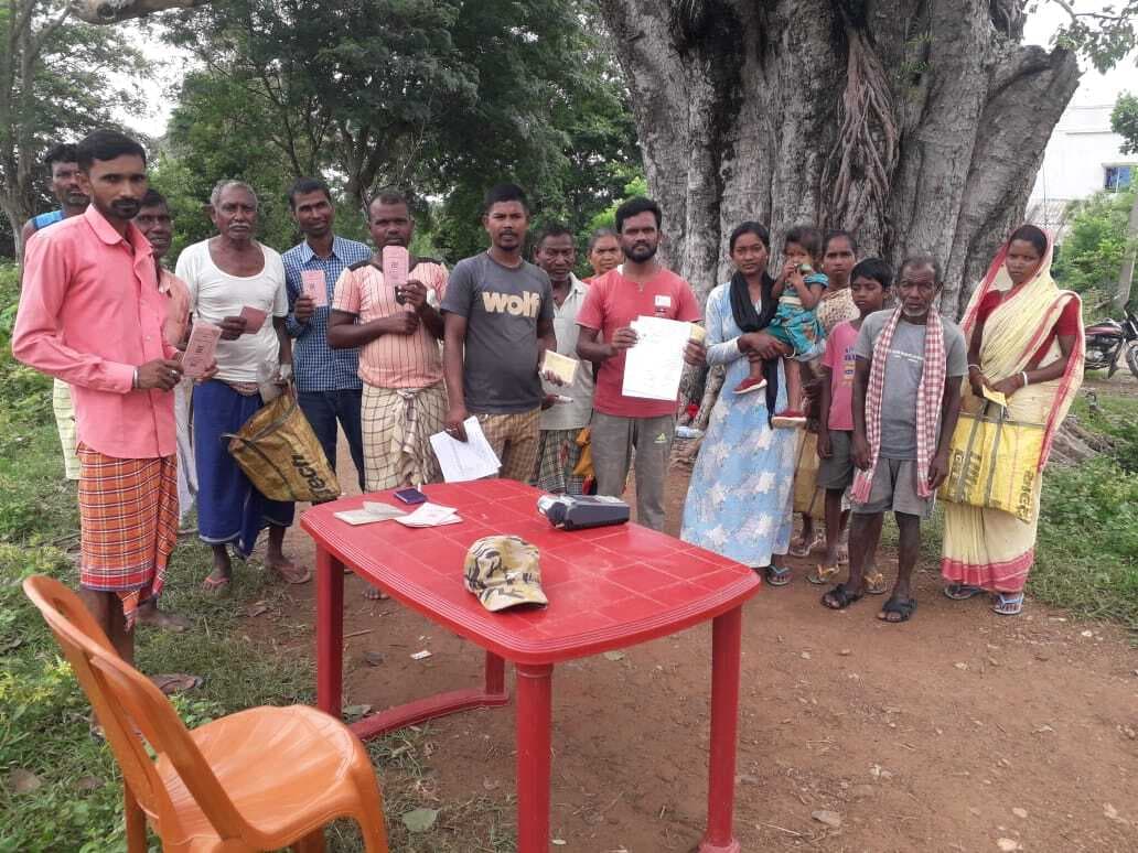 East Singhbhum : राशन के लिए गांवों में घूमकर नेटवर्क तलाशते हैं डीलर व कार्डधारी
