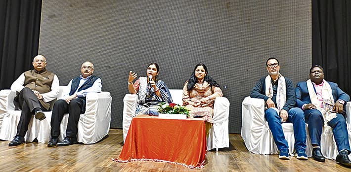 Dhanbad News:छात्रों के हुनर को पंख देता है एनआइएफटी