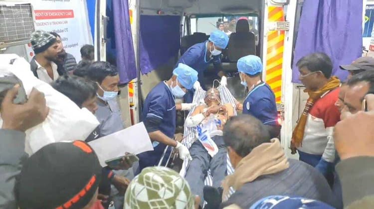 Dhanbad News : बरवाअड्डा में अपराधियों ने बेटे के सामने जमीन कारोबारी को मारी गोली, गंभीर