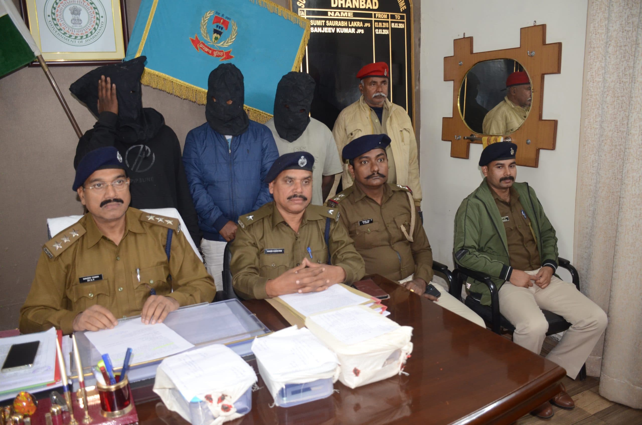 Dhanbad News : कर्नाटक के दो सगे भाई समेत तीन साइबर अपराधी गिरफ्तार