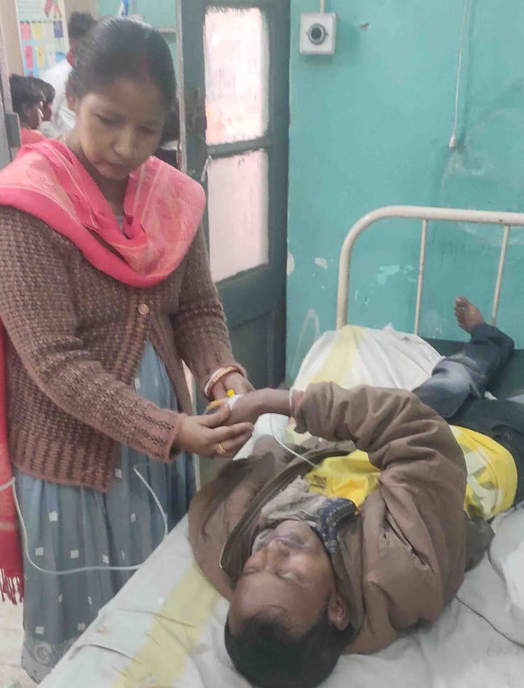 टोटो पलटने से महिला समेत दो लोग गंभीर रूप से घायल, रेफर