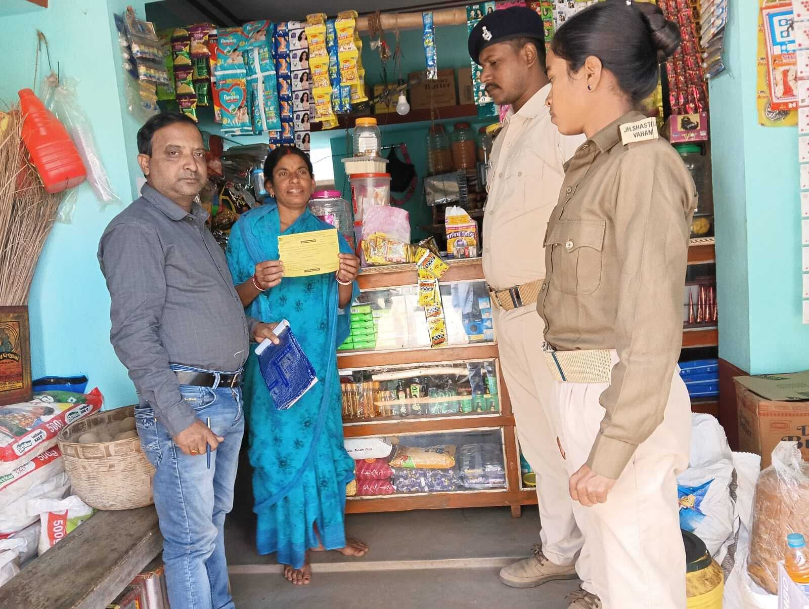 तंबाकू बिक्री कर रहे दुकानदारों को लगा जुर्माना