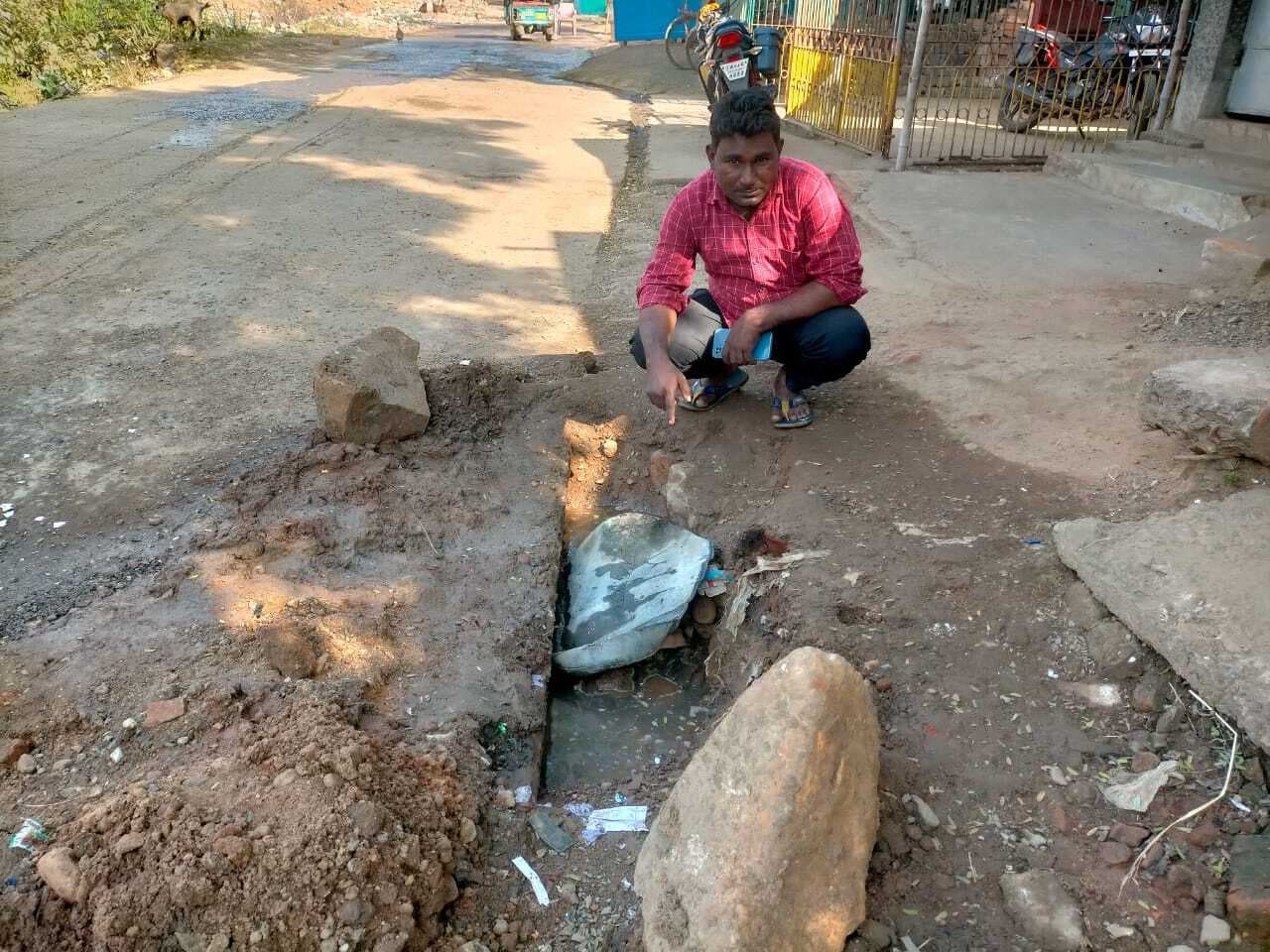 फटा पानी का पाइप, सड़क हो रहा है कीचड़मय