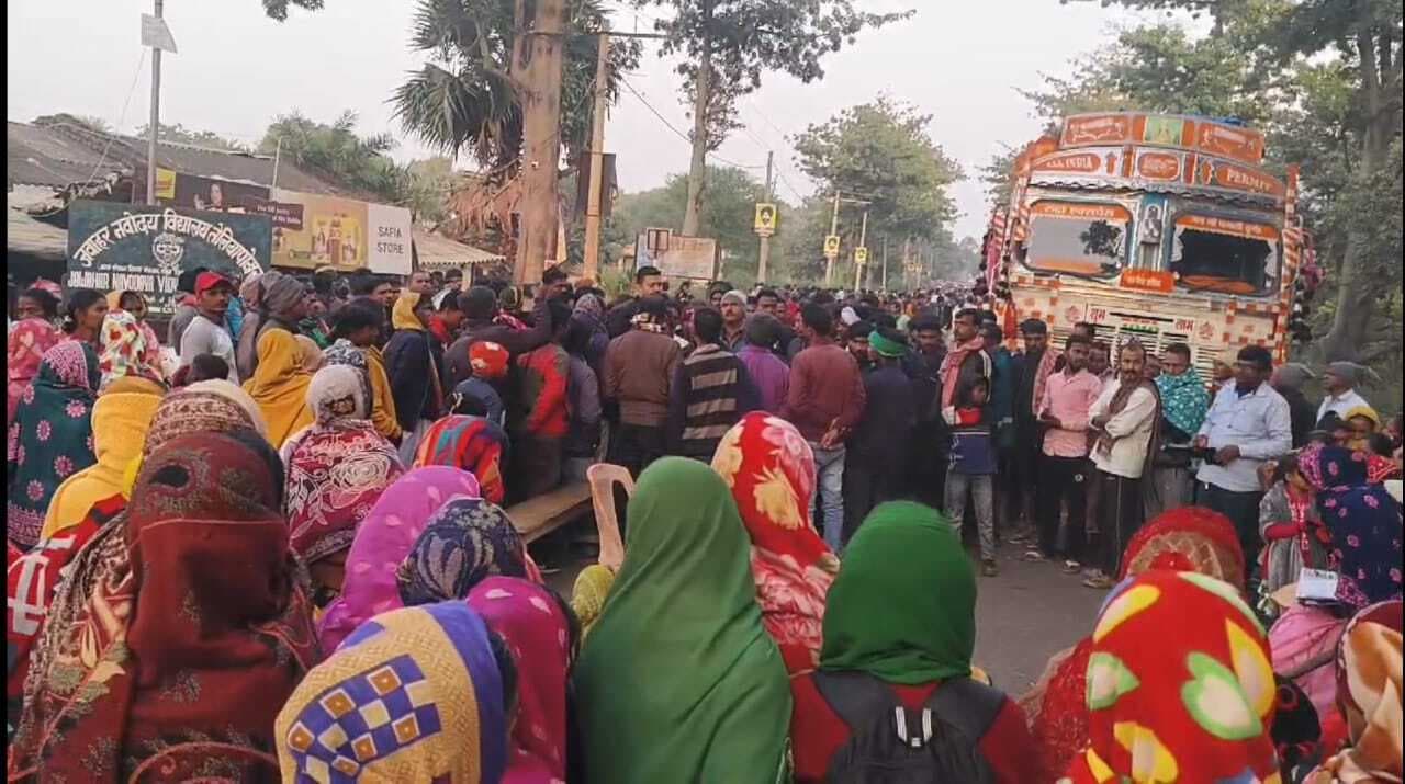 ट्रैक्टर की चपेट में आए दो युवकों की मौत, सड़क तीन घंटे जाम