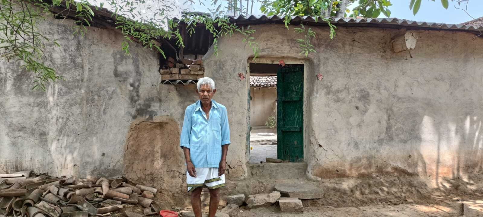 कच्चे घरों में रहने को विवश हैं आदिवासी परिवार