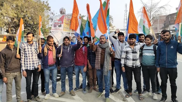 एनएसयूआइ ने पटना के डीएम को फूंका पुतला