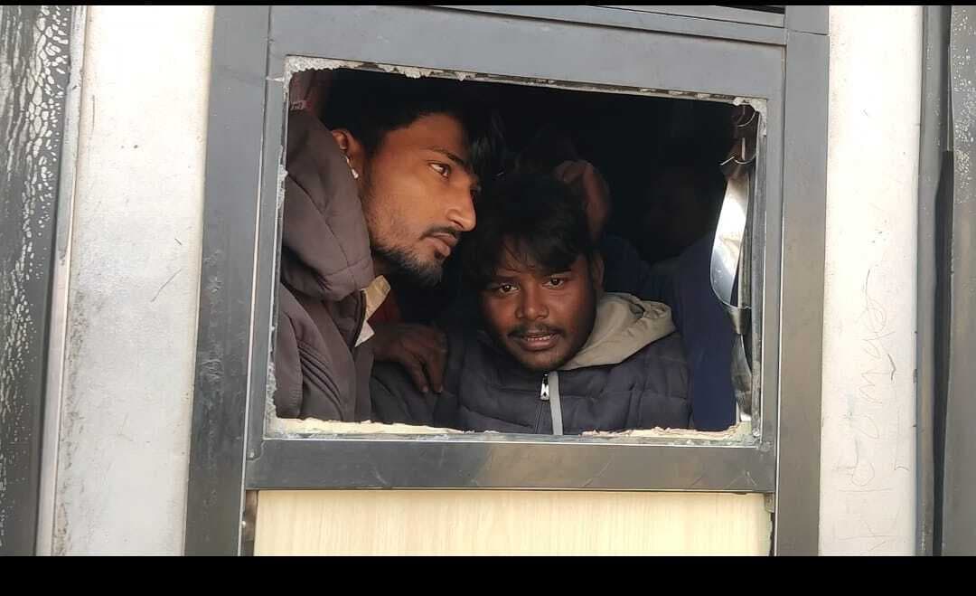 ट्रेन छूटने और टिकट वापसी में 40 रूपया काटने पर छलका प्रवासियों का दर्द