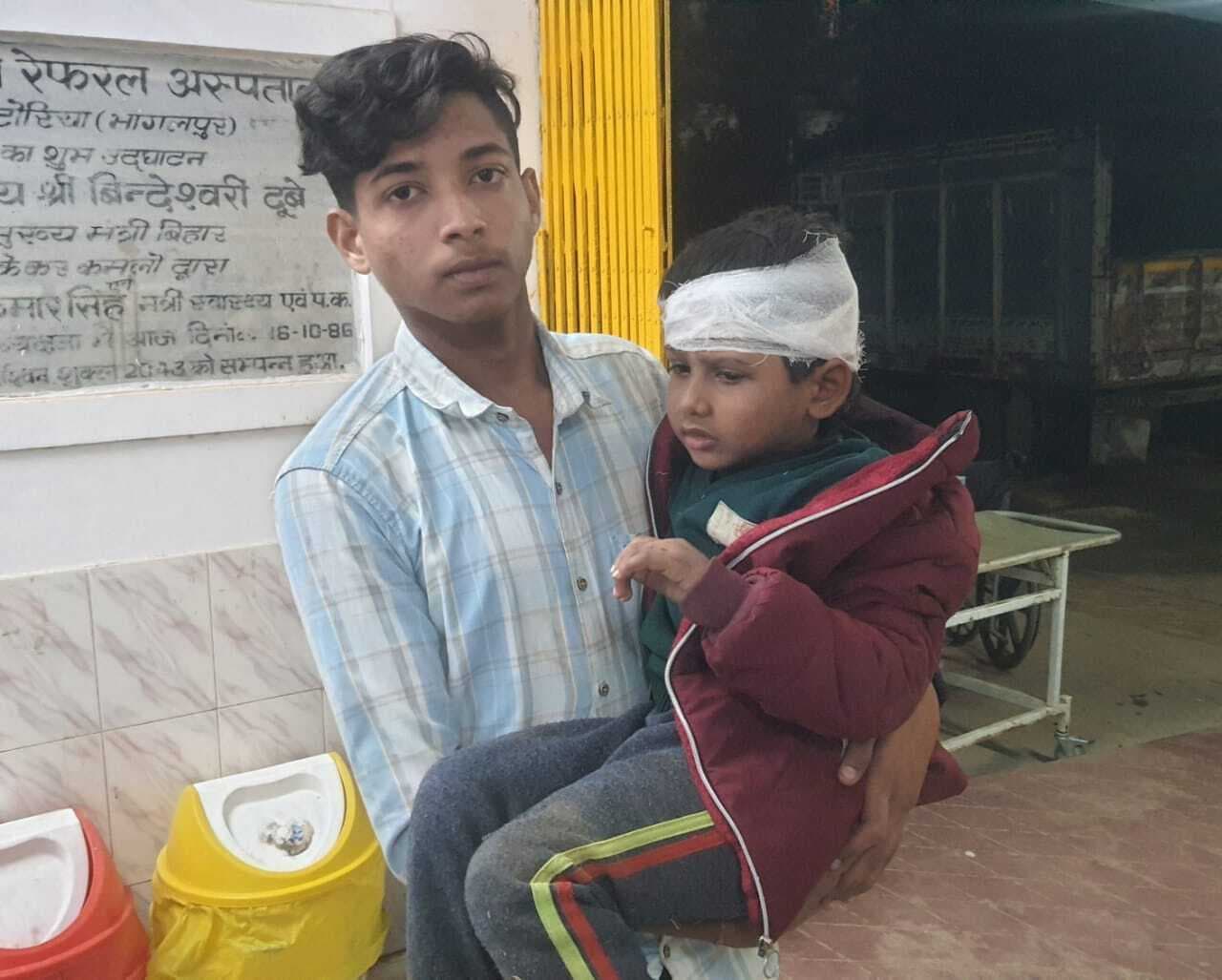 अलग-अलग सड़क दुर्घटनाओं में बच्ची व बाइक चालक हुए घायल