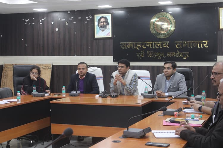 Jamshedpur news. पंचायत एवं सरकारी संस्थाओं का किया निरीक्षण, विकास योजनाओं की स्थिति धरातल पर देखा