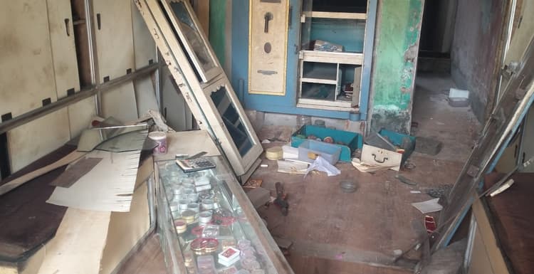 Giridih News: ज्वेलर्स दुकान का ताला तोड़ डेढ़ लाख के जेवरात की चोरी