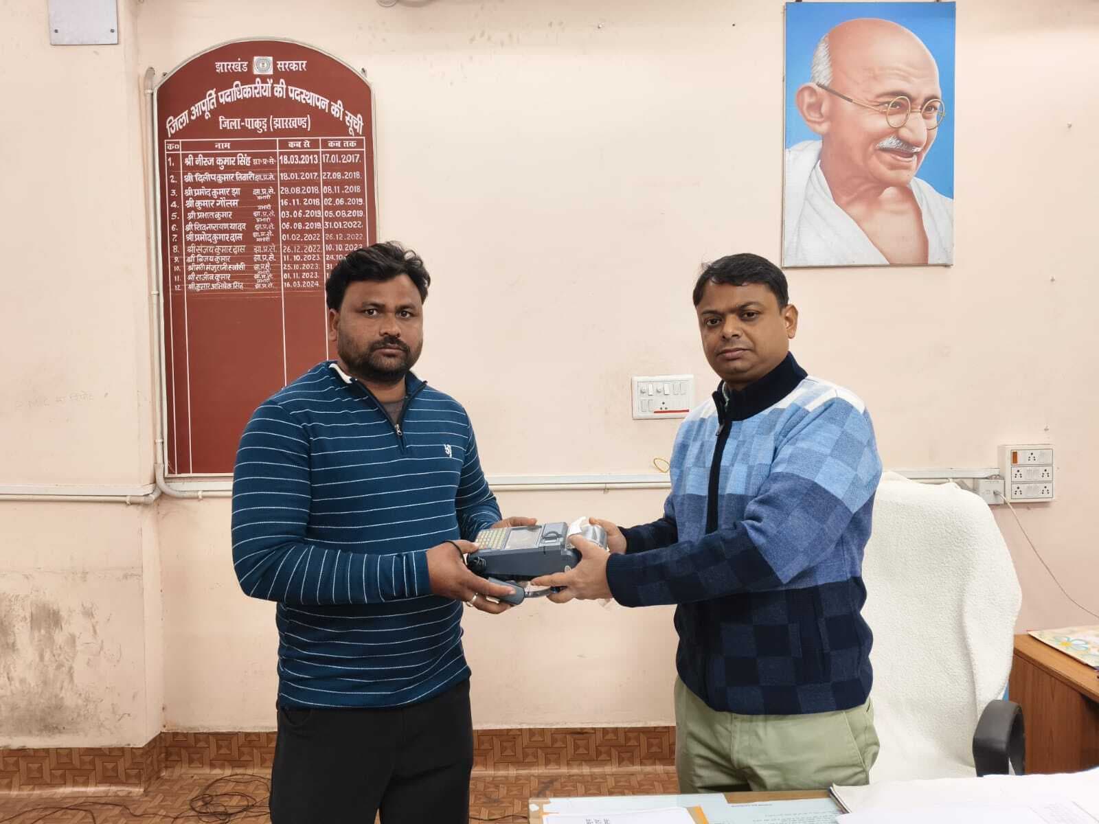 लैंप्स सचिवों के बीच ई-पॉस मशीन वितरित