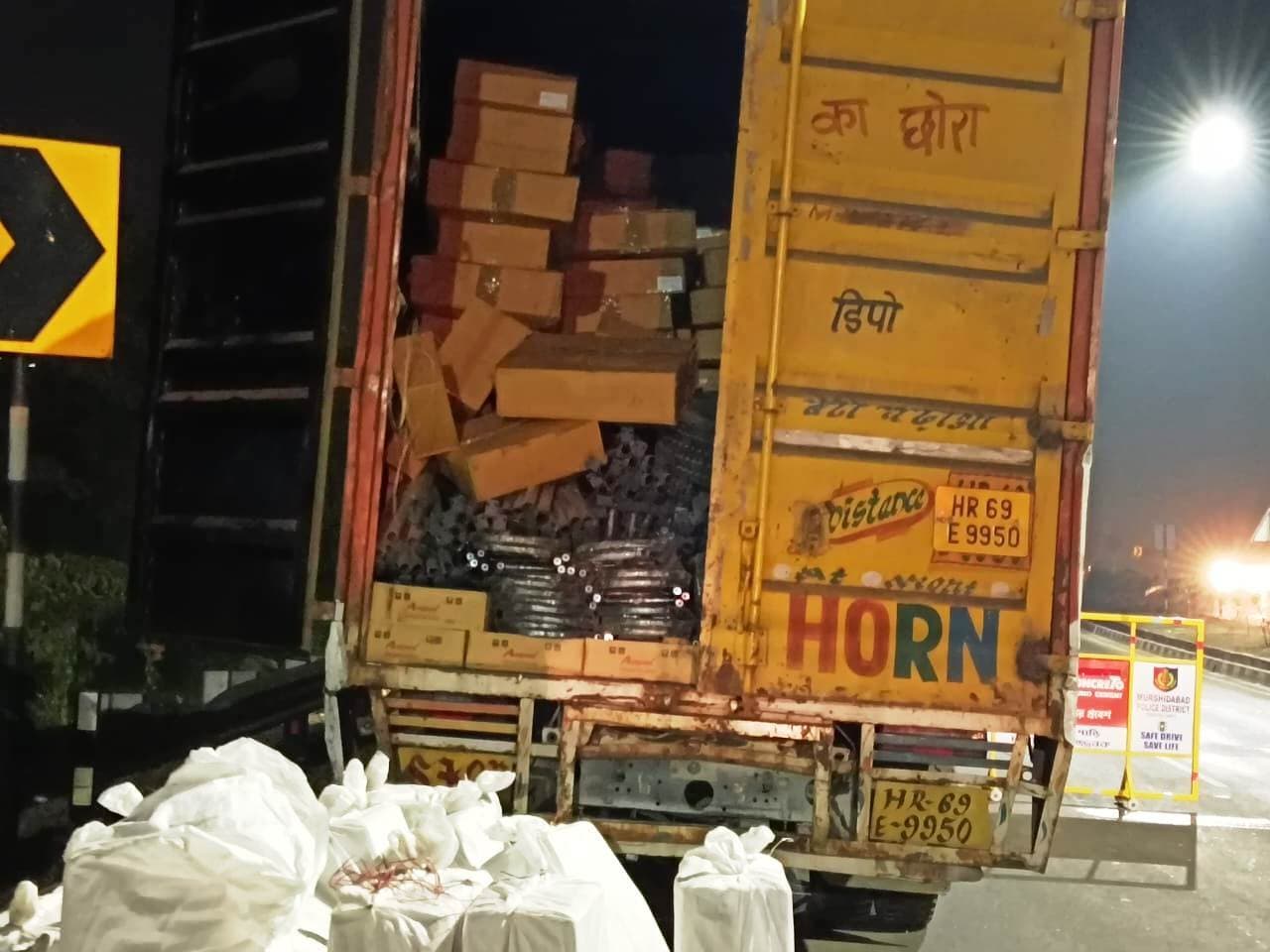 22 हजार फेंसाडिल सिरप की बोतलें जब्त, दो व्यक्ति गिरफ्तार