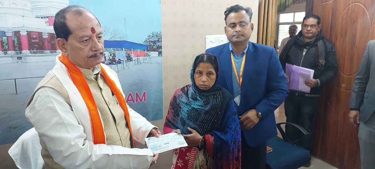 चर्चित नरसंहार के पीड़ित परिजनों को मिला पांच-पांच लाख का मुआवजा