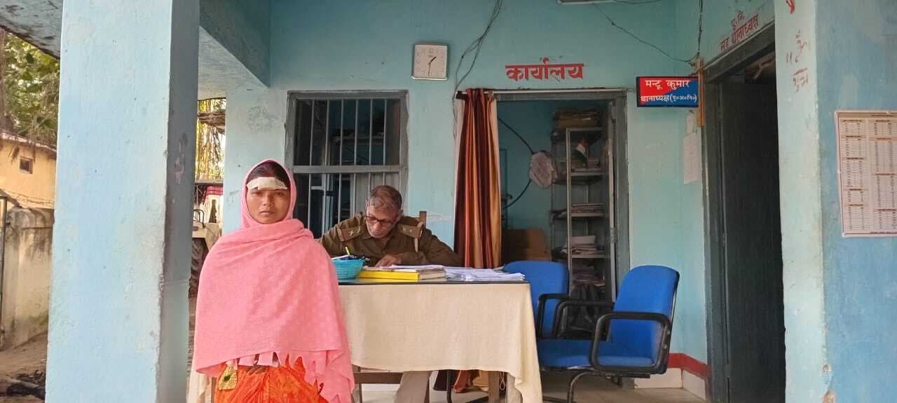 रास्ता विवाद को लेकर महिला के साथ की मारपीट