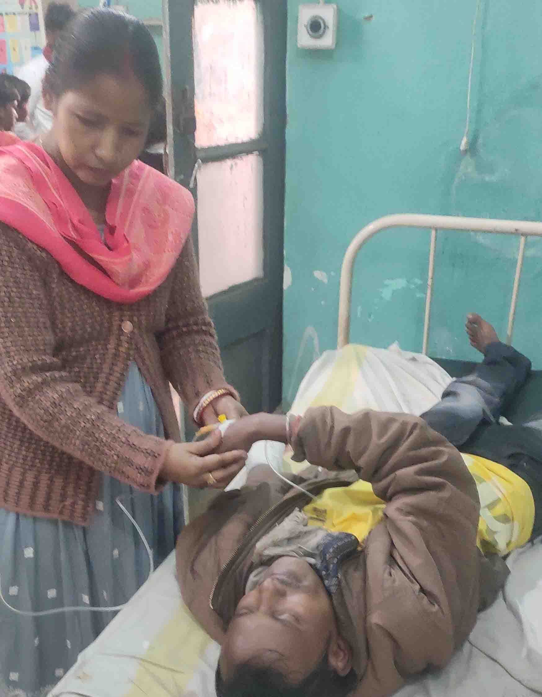 बाइक-साइकिल की टक्कर में तीन घायल, दो रेफर