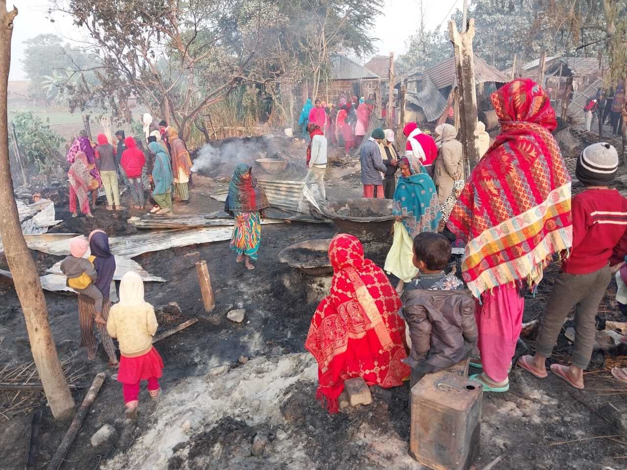 तीन वार्डों में लगी आग, एक दर्जन से अधिक घर जले, लाखों का नुकसान