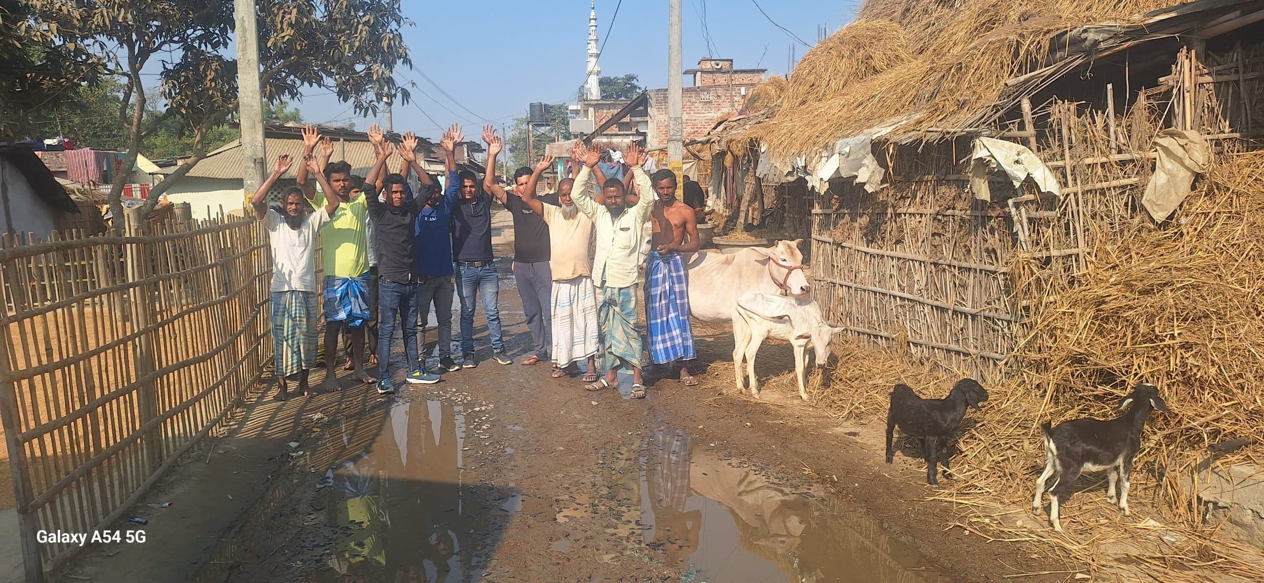 रोड पर बह रहा नाले का पानी, किया प्रदर्शन