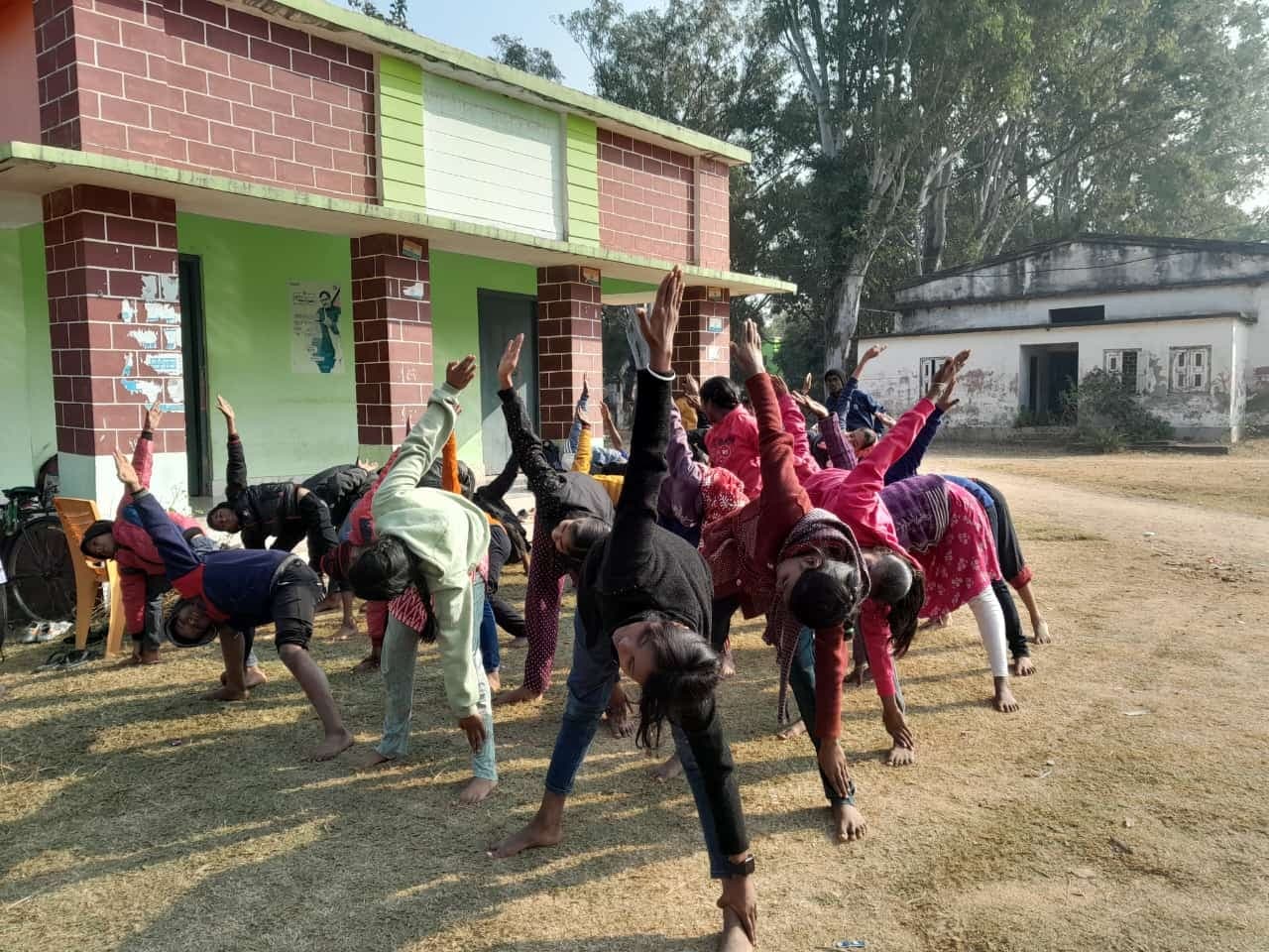 छात्र-छात्राओं ने पुस्तकालय परिसर में किया योगाभ्यास