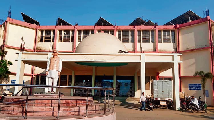 Chhapra News : अंकपत्र, प्रवेश पत्र व पंजीयन की त्रुटियों के लिए कॉलेजों में ही होगा आवेदन