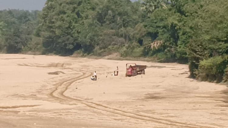 नदी घाटों से धड़ल्ले से हो रहा अवैध बालू का उठाव