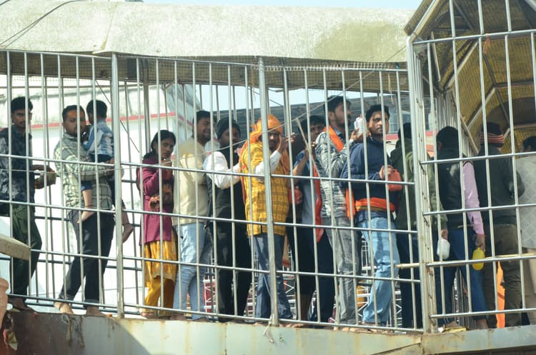 Deoghar News : पूर्णिमा पर बाबा मंदिर में उमड़े भक्त, लंबी हुई शीघ्रदर्शनम की कतार