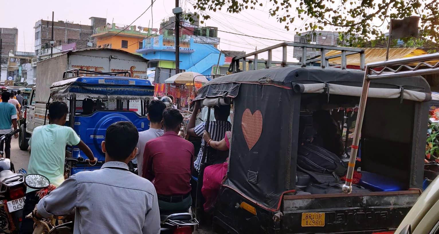सड़क किनारे फल-सब्जियों की दुकान सजने से लग रहा महाजाम