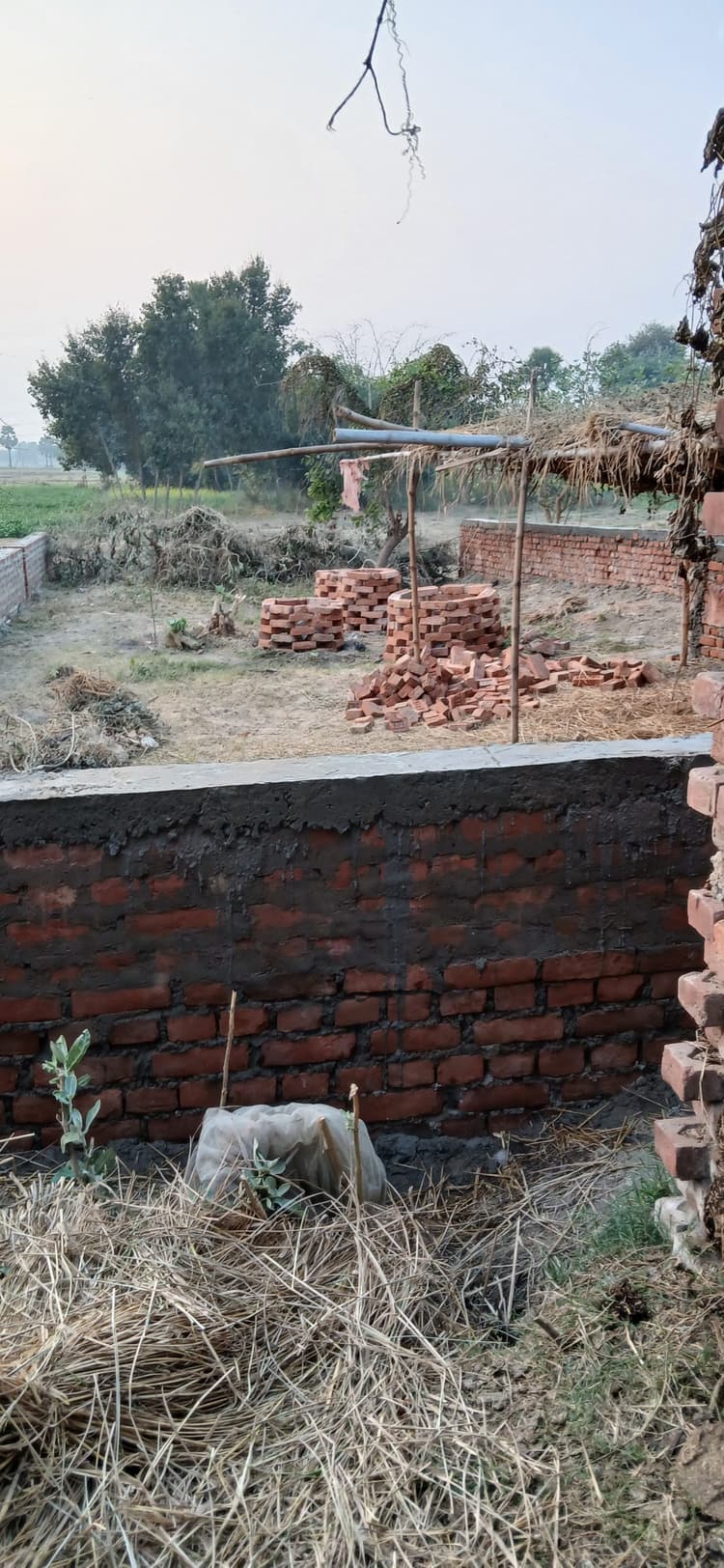 आंगनबाड़ी केन्द्र को आवंटित भूमि पर दबंग कर रहे कब्जा