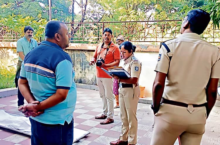 Rourkela News: घर में फंदे पर झूलती मिली विवाहिता की लाश, पति व देवर के खिलाफ दहेज हत्या का मामला दर्ज