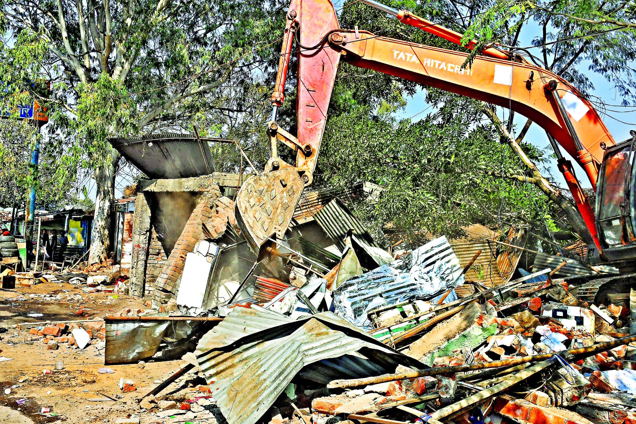 Ranchi News : दूसरे दिन भी बिरसा चौक में रेलवे की जमीन से हटाया गया अतिक्रमण